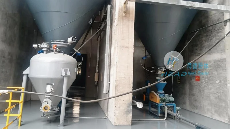 Sistema di trasporto pneumatico del polvere di acido umico
